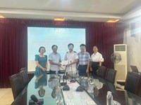 Leaders of the Trade Union of Vietnam Maritime Administration visited and presented gifts to officials and workers of Maritime College No.1 affected by Typhoon No. 3 in 2024 